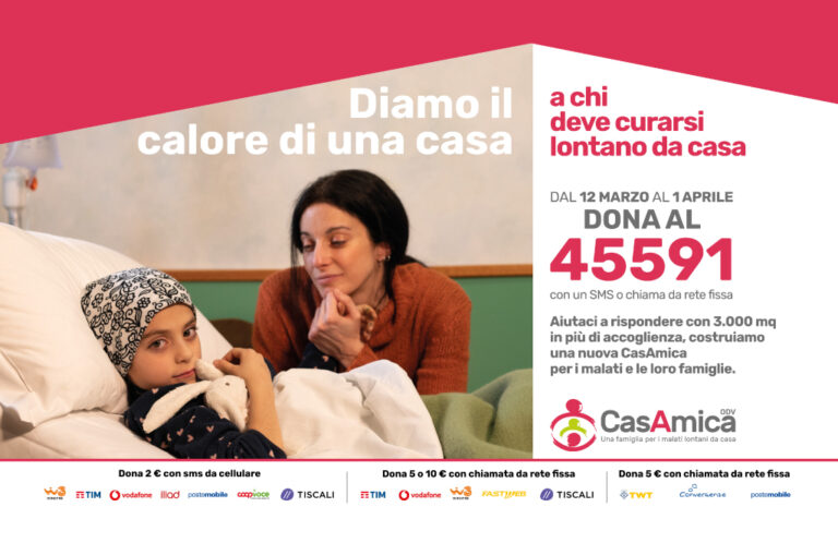 una mamma guarda la figlia nel letto d'ospedale. nell'immagine anche il numero solidale per partecipare alla raccolta fondi 45591